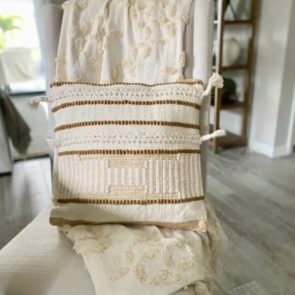 Hand Woven Tierra Pillow - Picture 3 of 3